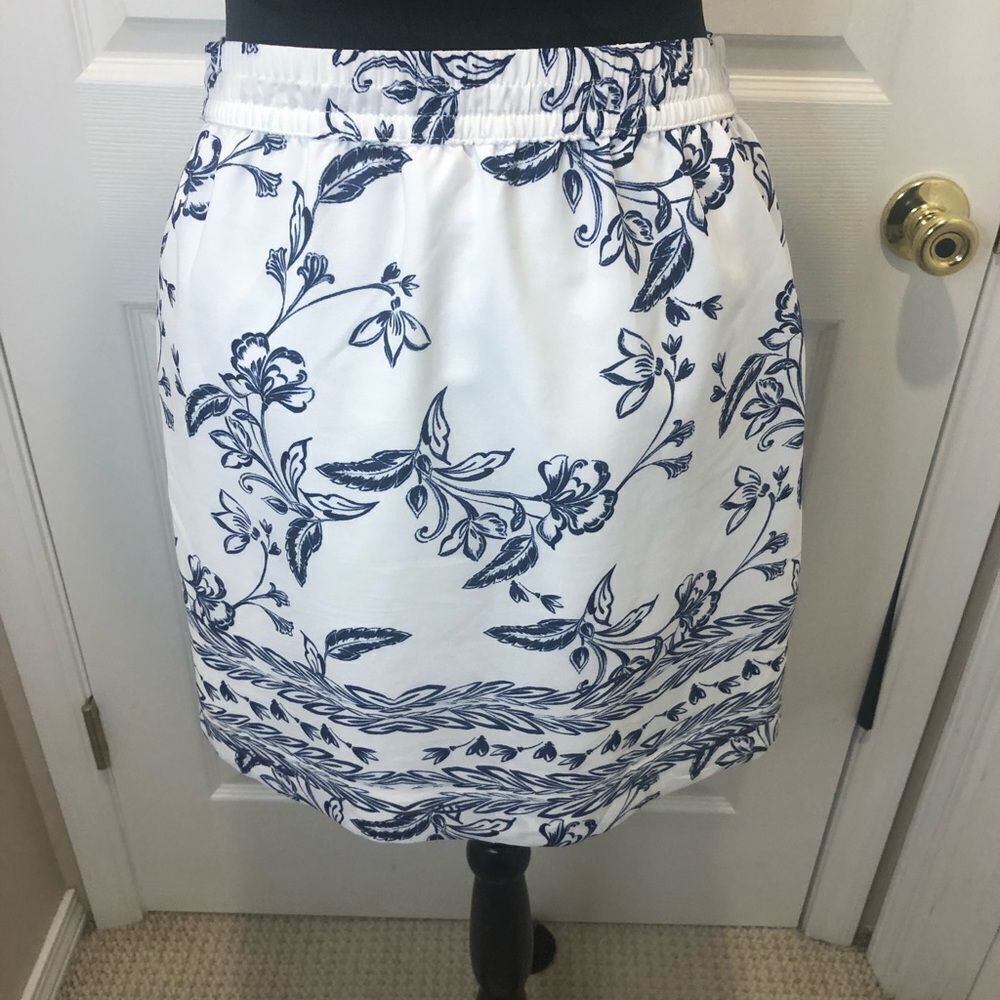 St. Tropez West white and blue floral drawstring waist mini skirt, size small - Picture 8 of 8
